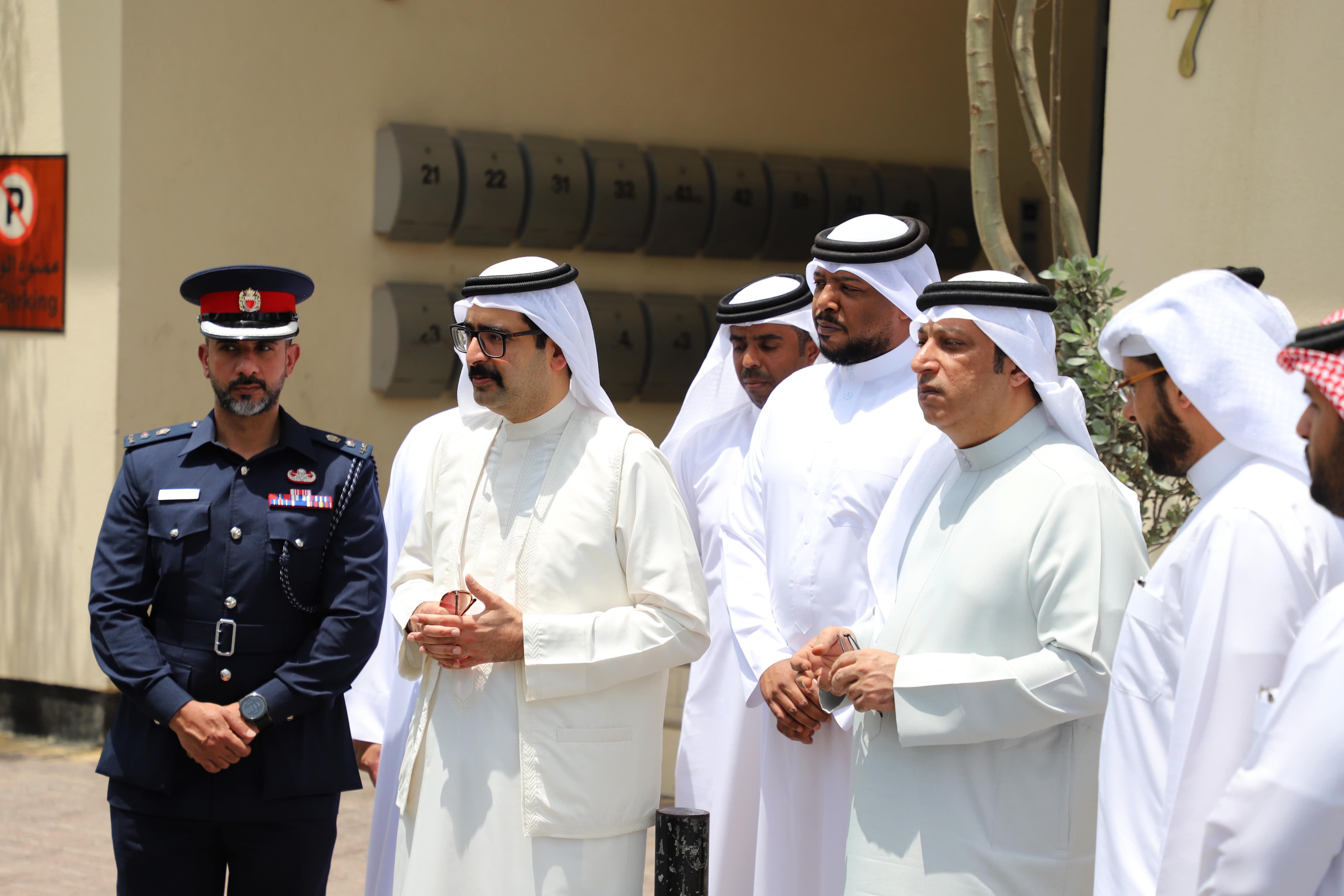 سمو محافظ الجنوبية يتفقد موقع حريق مبنى منطقة الحجيات ويشيد باستجابة (الدفاع المدني)<